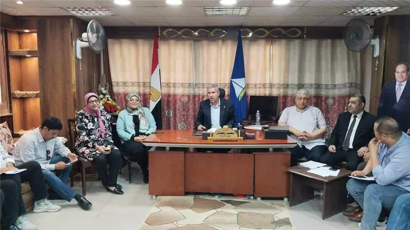 مدير تعليم دمياط يطالب المدارس بإنتاج الزي والحقيبة المدرسية