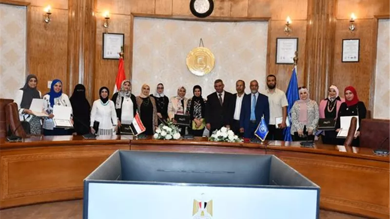 رئيس جامعة القناة يكرم الكليات الفائزة بجائزة التميز الحكومي