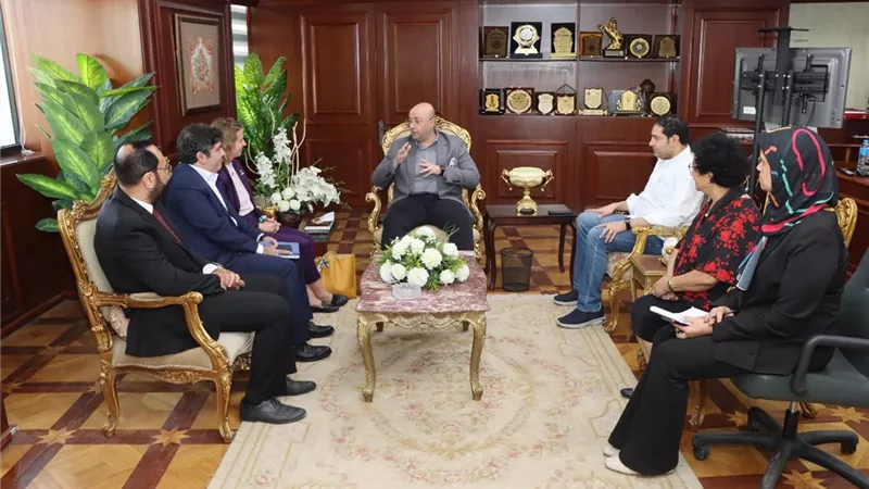 محافظ بني سويف يبحث مع هيئة إنقاذ الطفولة مشروع قرية متعلمة