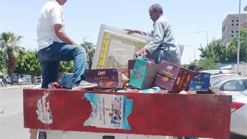 جهاز بدر يشن حملة لإزالة الإشغالات ويتحفظ على مواد بناء ويحرر 20 محضر