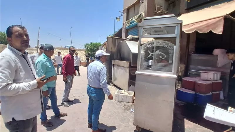 جهاز مدينة الشروق يشنُ حملة مكبرة لرفع الإشغالات بالمدينه.. صور