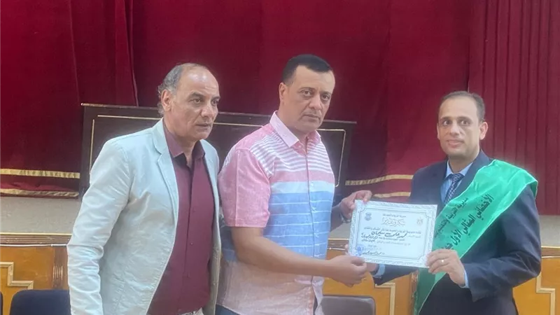 وكيل وزارة التعليم بقنا يكرم الفائزين فى مسابقات الصحافة والإعلام