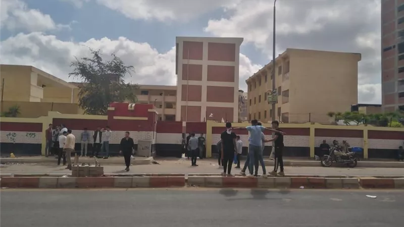 غياب وحالتين ولادة وغش اليكترونى فى امتحانات الدبلومات الفنية