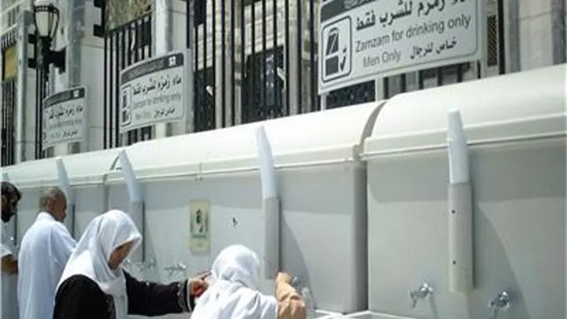 لحجاج بيت الله الحرام..آداب الشرب من ماء زمزم