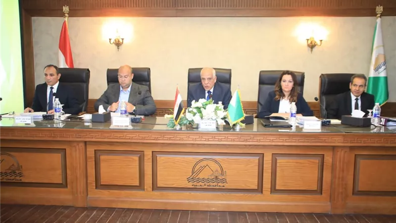 محافظ الجيزة يناقش خطة العمل خلال عيد الأضحى