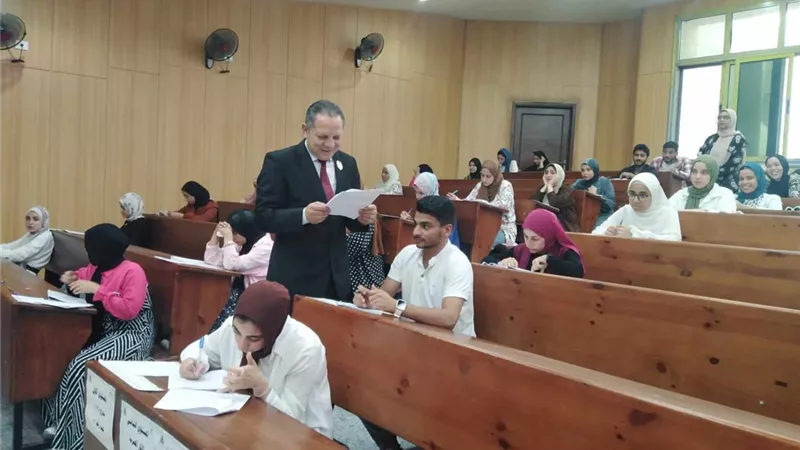 رئيس جامعة دمياط يتفقد إمتحانات أخر العام بالكليات