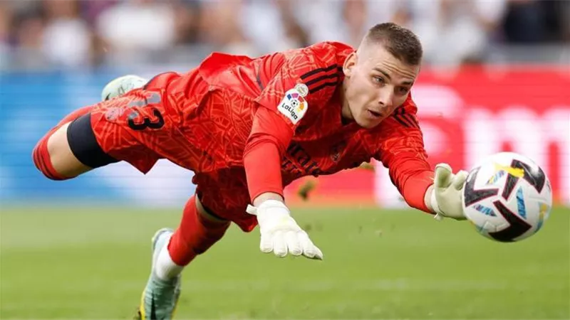 حارس ريال مدريد يحسم موقفه من الرحيل عن الملكى