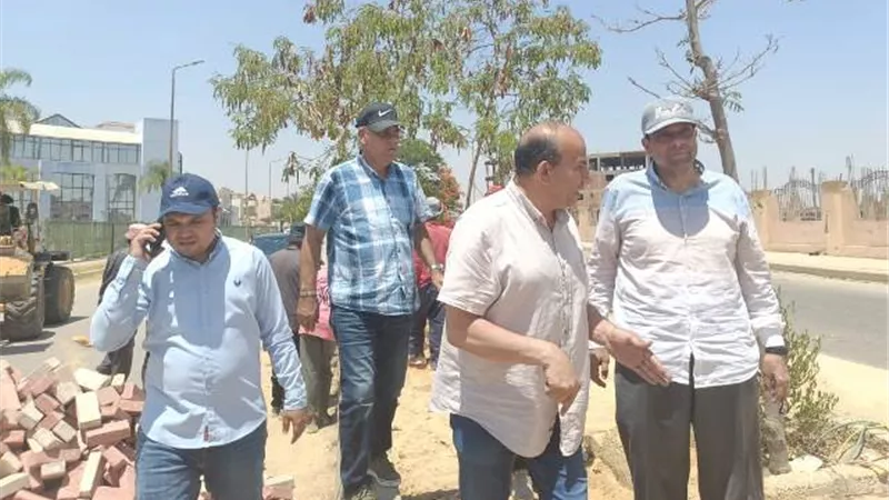 رئيس جهاز الشروق يُتابع رفع كفاءة أحدث مشروعات الطرق بالمدينة صور