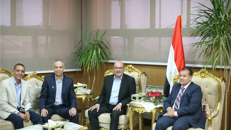 رئيس جامعة جنوب الوادي يبحث تطوير خدمات الرصد المرئي
