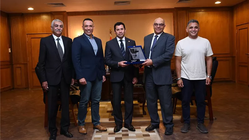وزير الرياضة يبحث تنظيم مصر للنسخة الثالثة من رالي الطائرات