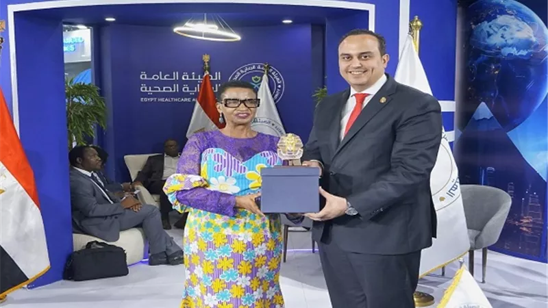 رئيس هيئة الرعاية الصحية يلتقي وزيرة صحة أوغندا