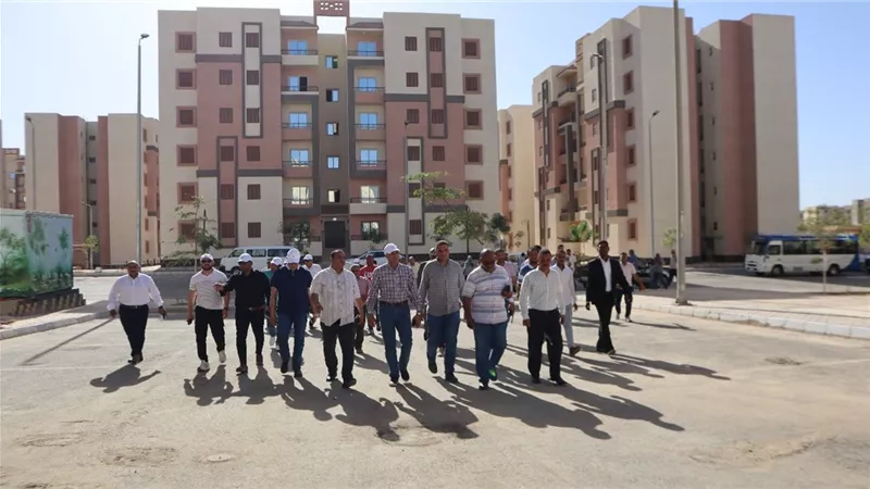 نائب رئيس هيئة المجتمعات العمرانية يتابع سير العمل وموقف الخدمات بمدينتي قنا الجديدة وغرب قنا