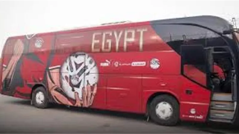 حافلة منتخب مصر تصل ستاد القاهرة استعدادا لمواجهة بوركينا
