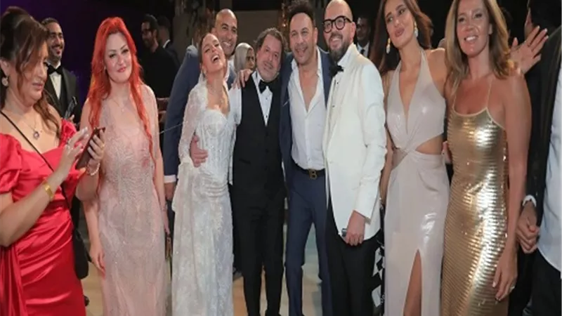 مصطفى قمر يرقص مع جميلة عوض وأحمد حافظ في حفل زفافهما