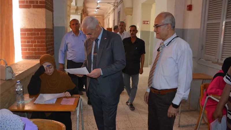 نائب رئيس جامعة اسيوط يتفقد لجان الامتحانات بكلية الآداب