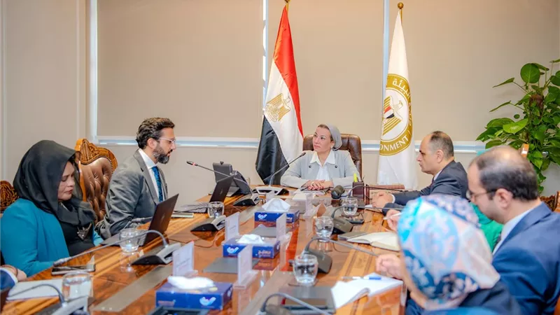 وزيرة البيئة تبحث مع «تيتان مصر للأسمنت» الاستثمار في تدوير المخلفات