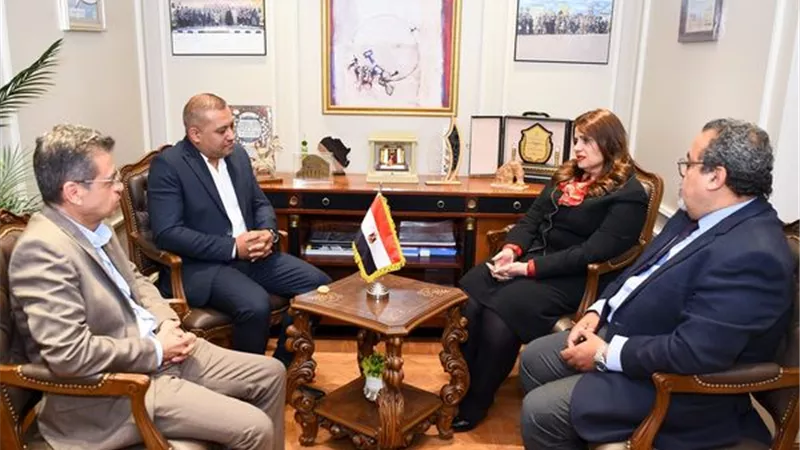 وزيرة الهجرة تعلن تفاصيل مشروع لتصنيع وإعادة تأهيل الهواتف الذكية