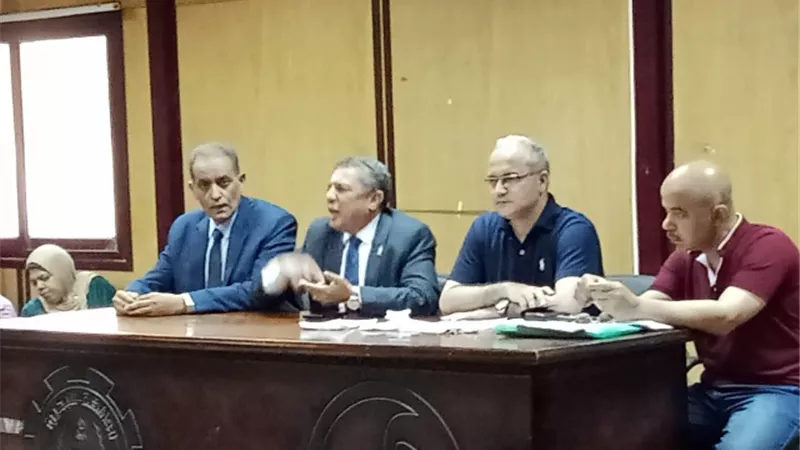 وكيل تعليم البحيرة يجتمع مع مسئولى مركز توزيع اسئلة الثانوية