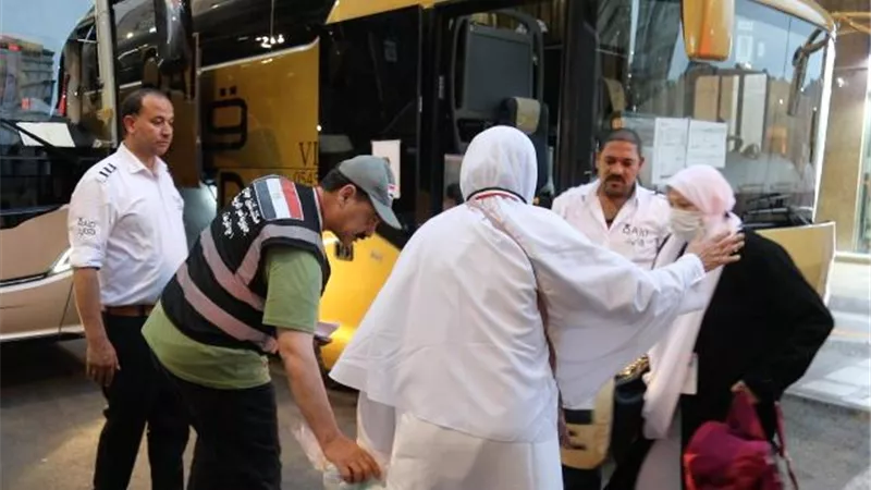 حجاج القرعة: مسئولو البعثة يتسابقون لخدمتنا وضمان راحتنا على مدى الـ 24 ساعة