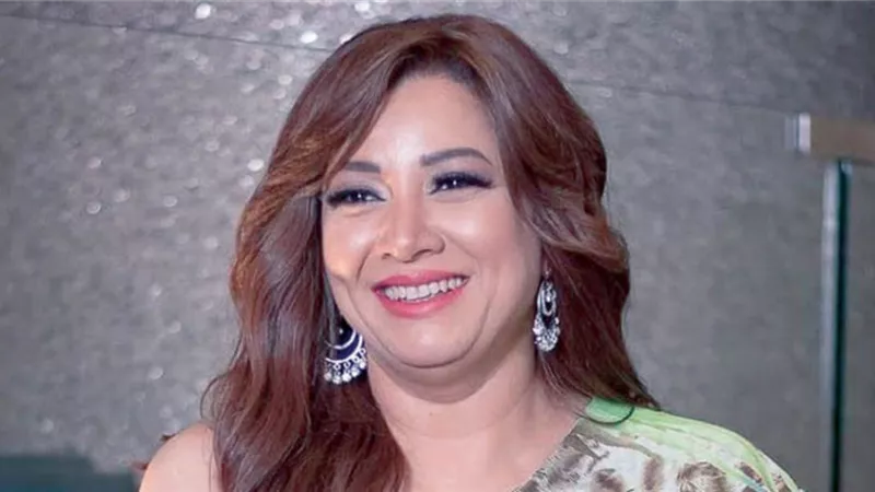 انتصار تحتفل بتخرج ابنتها من المدرسة