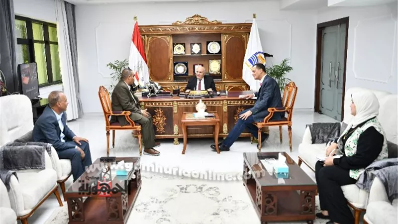 محافظ قنا يستقبل مدير الأبنية التعليمية الجديد بمكتبه