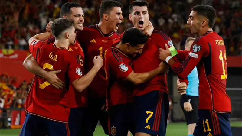 منتخب إسبانيا ينهي الشوط الأول برباعية في شباك أيرلندا الشمالية