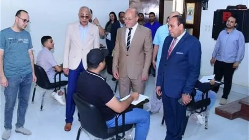 ١٠٠٠ طالب وطالبة يؤدون امتحانات نهاية العام بالجامعة الأهلية