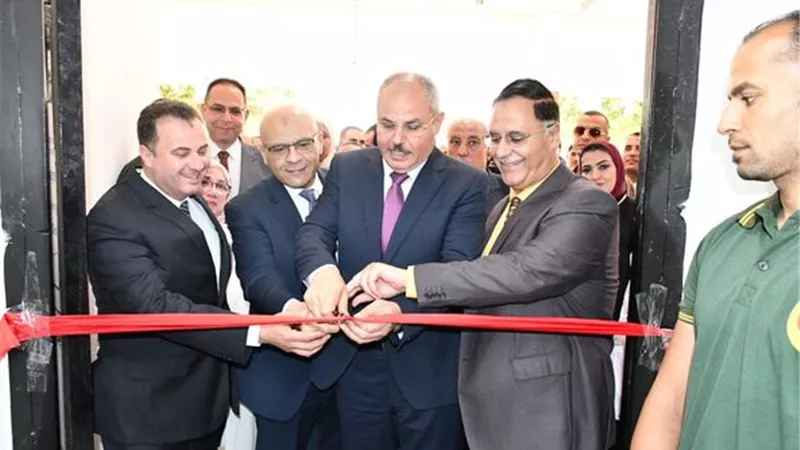 رئيس جامعة القناة يفتتح مركز علاج الأورام والطب النووي..صور