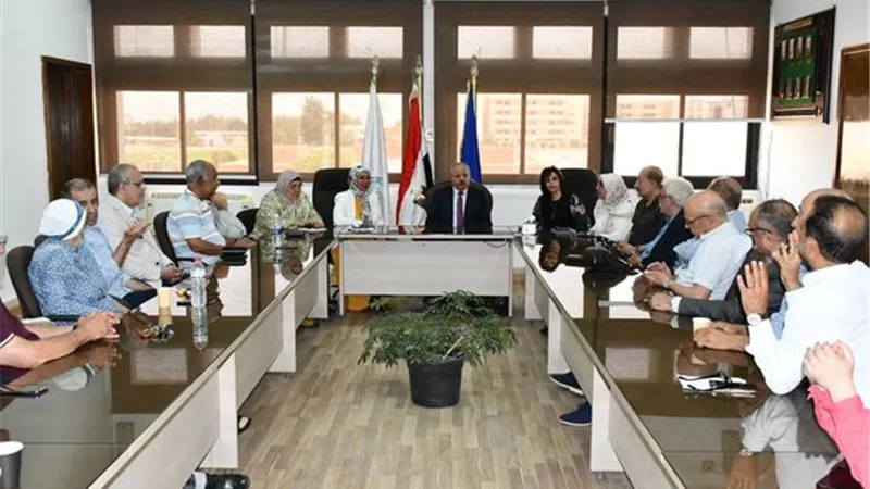 رئيس جامعة القناة يرأس اجتماع مجلس كلية طب الفم والأسنان