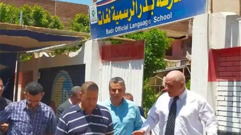 سكرتير مساعد البحيرة يواصل جولتة التفقدية للجان الثانوية العامة