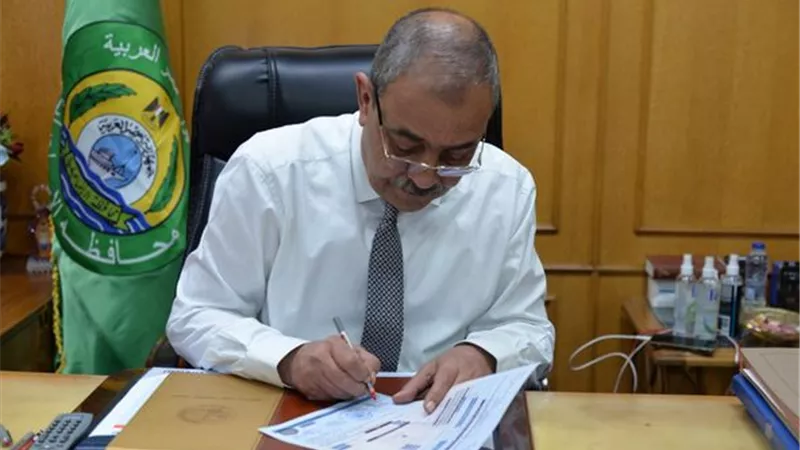 محافظ الإسماعيلية يعتمد أول 3 نماذج من قانون التصالح الجديد