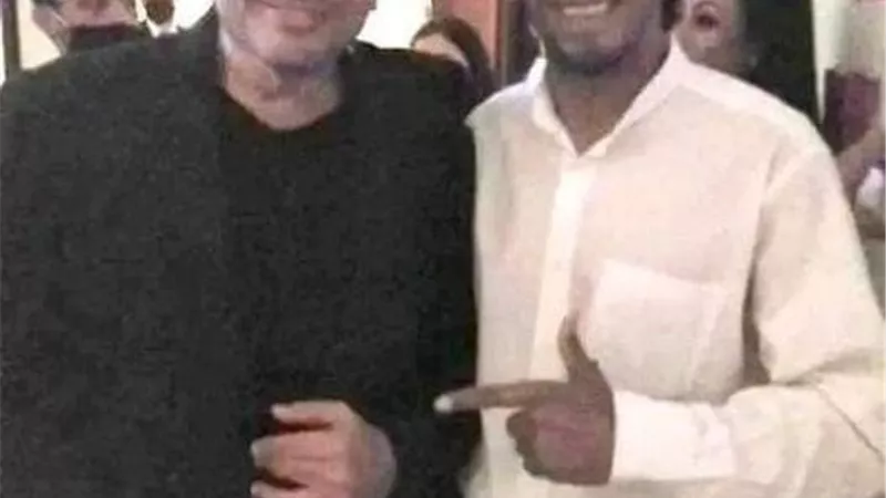 ظهرا مبتسمين .. صورة قديمة تجمع عمرو دياب بالمعجب المثير للجدل