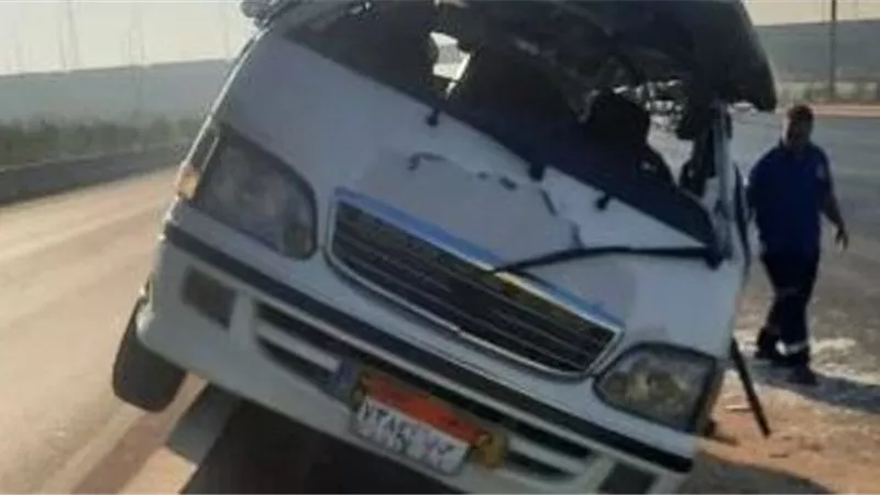 إصابة 6 إثر انقلاب ميكروباص بالطريق الأوسطى
