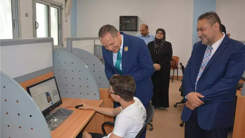 رئيس جامعة دمياط يتفقد لجان الإختبارات الإلكترونية لطلاب الطب