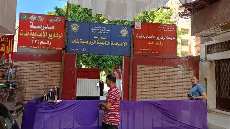 رئيس حي ثان الزقازيق يتفقد جاهزية لجان الثانوية العامة