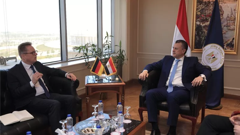 وزير السياحة والآثار يبحث مع سفيري ألمانيا والنمسا وضع11 ألف سائح