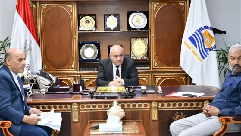 محافظ قنا يتابع توصيل المرافق لمشروعات التضامن بقرى حياة كريمة