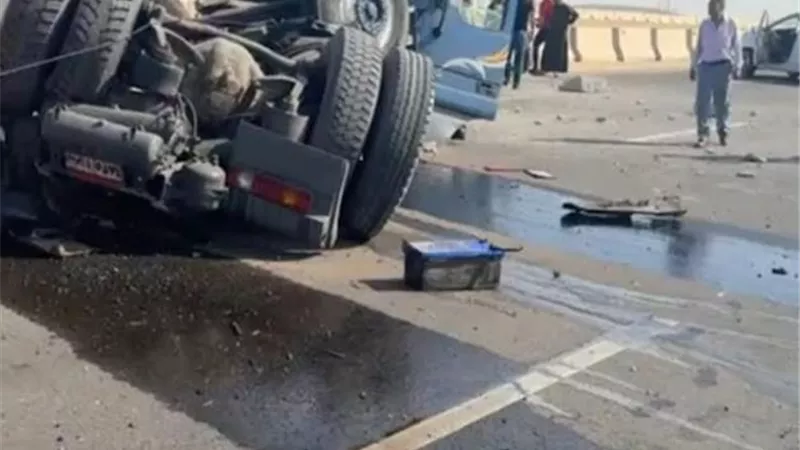 انقلاب سيارة نقل قطعت الاتجاه المعاكس بطريق السويس