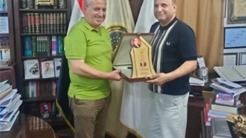 تكريم نقيب السينمائيين بدرع اليوبيل الذهبى