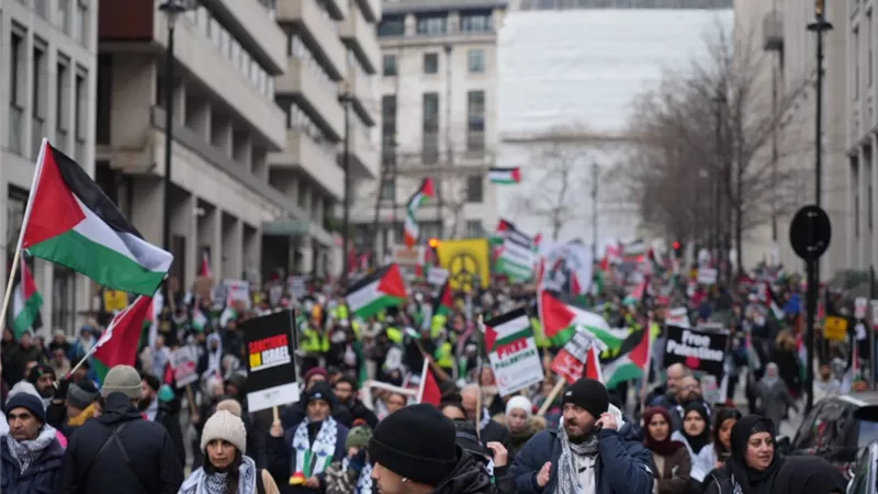 الآلاف يطالبون بوقف فوري لإطلاق النار في غزة خلال مسيرة في لندن