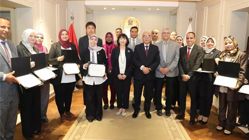 وزير التعليم ونائب رئيس جايكا يكرمان الدفعة الثالثة من مدربي أنشطة التوكاتسو