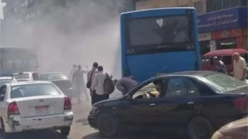 أتوبيس نقل عام يقتحم الجانب الثاني العكسي من الطريق بشارع رمسيس