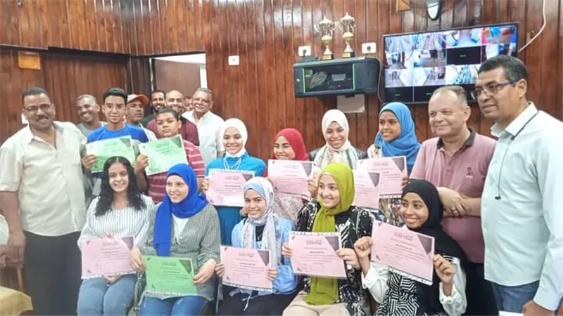 مدير تعليم قوص يكرم الطلاب الفائقين الحاصلين على الدرجة النهائية