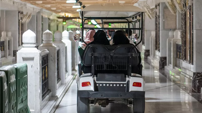 لعذر أو بدونه..هل يجوز السعي والطواف بالعربة الكهربائية؟