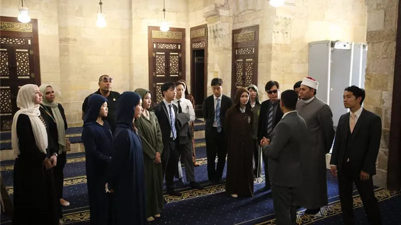 وفد دبلوماسي ياباني يتجول داخل أروقة الجامع الأزهر