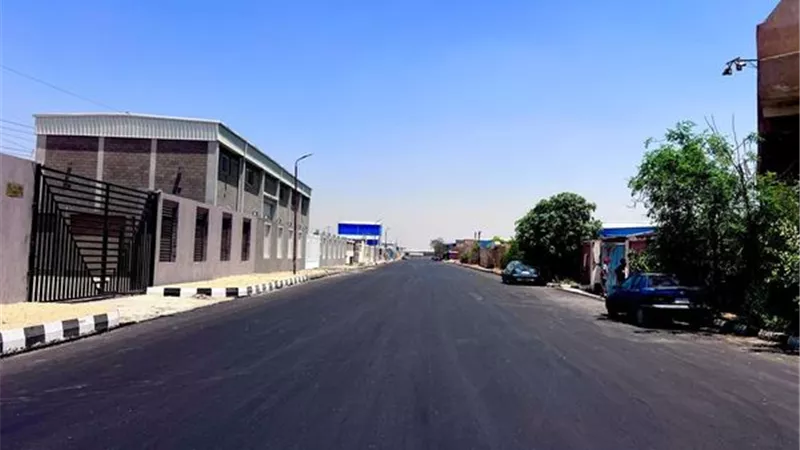رصف طرق المنطقة الحرة العامة الاستثمارية بالإسماعيلية..صور