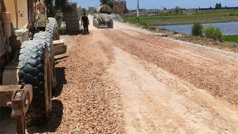 محافظ كفرالشيخ يتابع أعمال رصف طريق الحصفة بالرياض