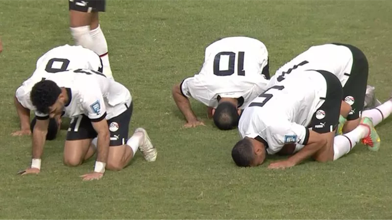 شاهد رد فعل دكة البدلاء والجهاز الفني لمنتخب مصر على هدف صلاح