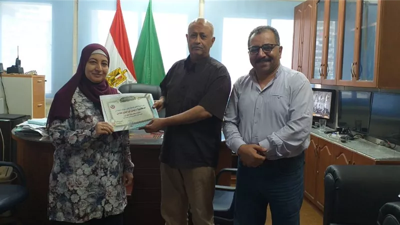 وكيل وزارة الصحة بالفيوم يكرم مدير المركز الطبى