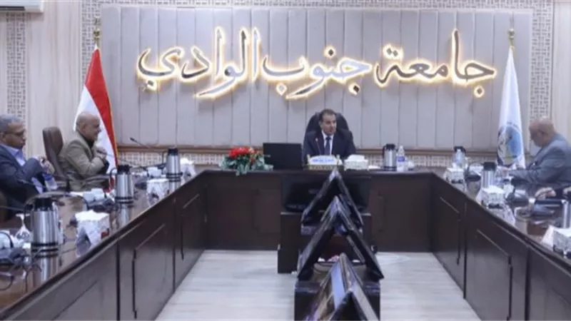 رئيس جامعة جنوب الوادى يترأس لجنة اختيار القيادات الجامعية